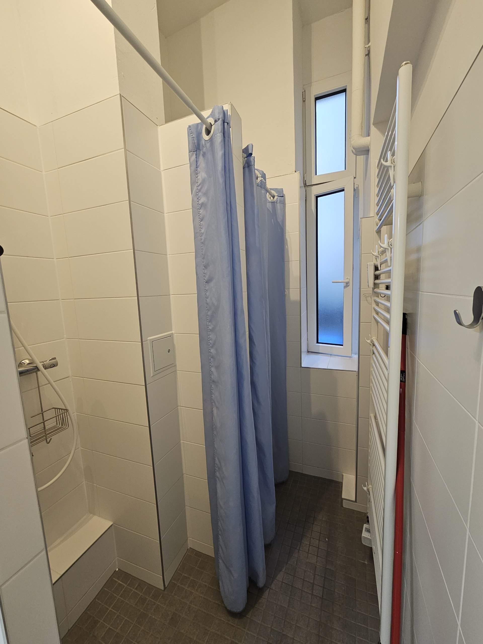 Kiez Hostel Berlin Male-only shower