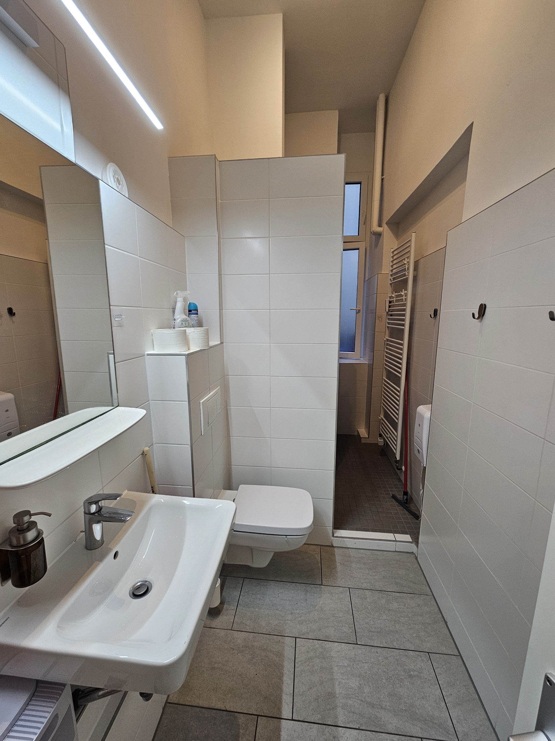 Kiez Hostel Berlin Male-only shower