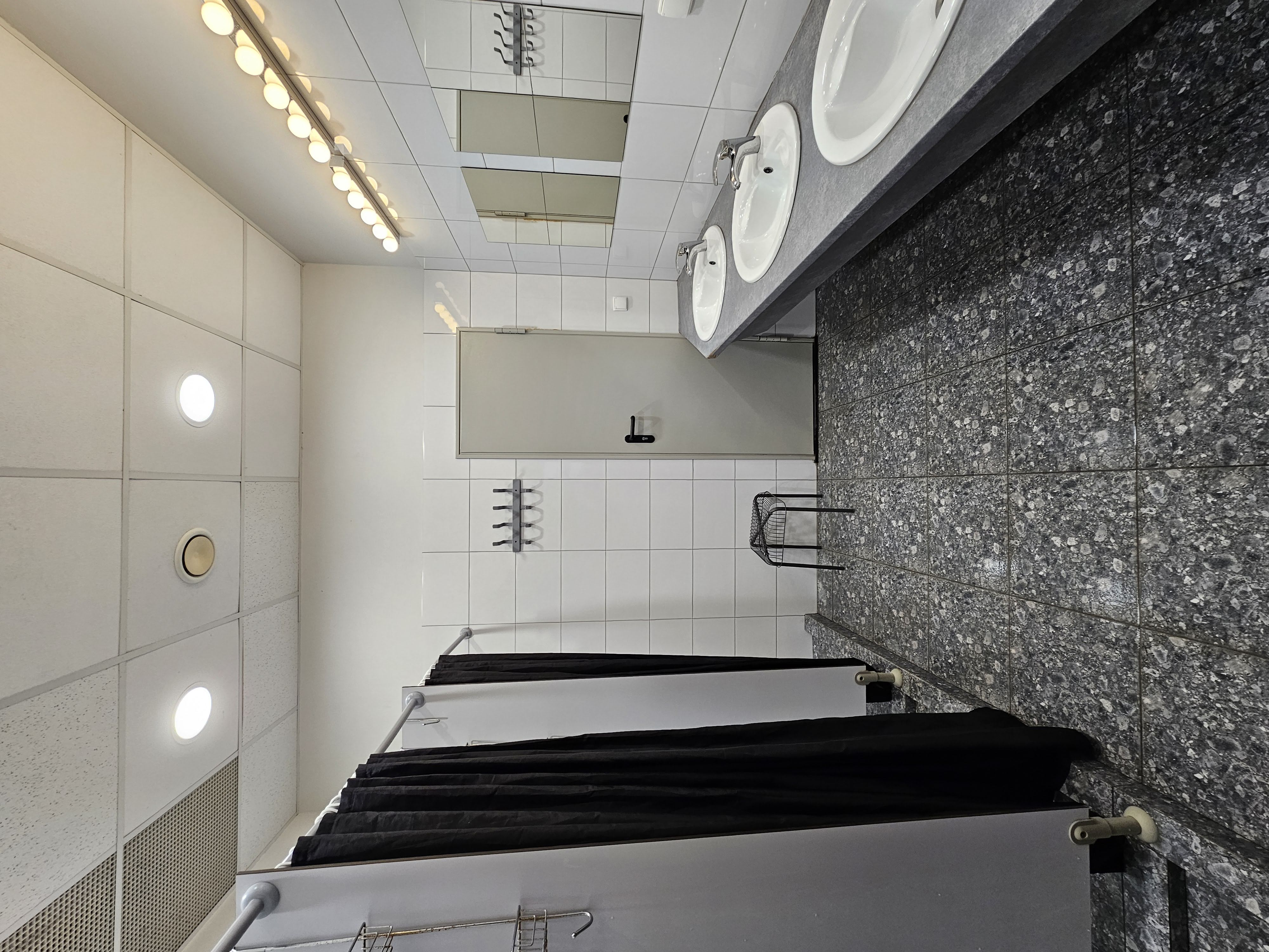 Inbed Hostel Warsaw shower room